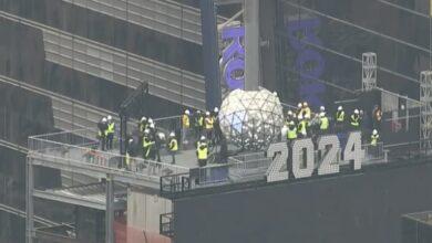 Photo of Nueva York instala su famosa esfera de cristal para recibir el 2024