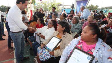 Photo of Mauricio Vila entrega certeza patrimonial a familias yucatecas