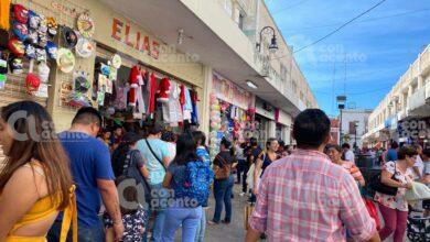 Photo of Largas filas por disfraces navideños en centro de Mérida