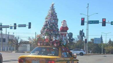 Photo of Lleva toda la Navidad arriba de su taxi