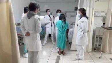 Photo of Médicos celebran XV años con vals a paciente hospitalizada en el IMSS