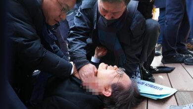 Photo of Apuñalan en el cuello el líder del principal partido de la oposición surcoreana