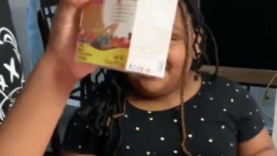 Photo of Critican a papás por regalarle a su hija un té para adelgazar