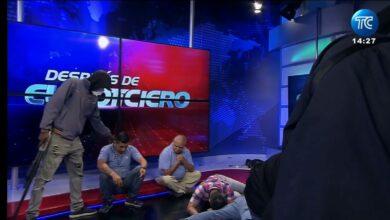 Photo of Encapuchados armados se toman un canal de televisión en Ecuador