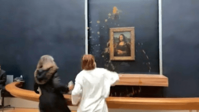 Photo of Dos ecologistas arrojan sopa sobre la «Mona Lisa» en el Louvre