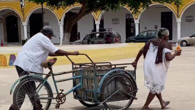 Photo of Abuelitos se apoyan y enternecen las redes