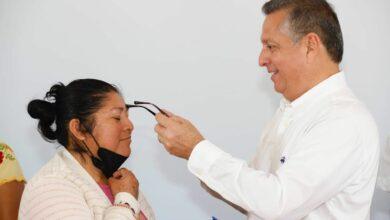 Photo of Alejandro Ruz entrega lentes del programa “Ver por Mérida”