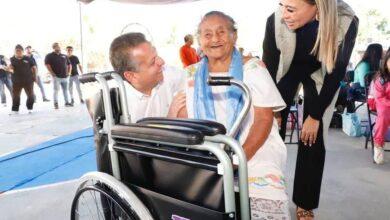 Photo of Alejandro Ruz entrega aparatos ortopédicos en comisarías