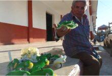 Photo of Abuelito vende tradicionales juguetes de esponja 