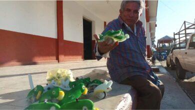 Photo of Abuelito vende tradicionales juguetes de esponja 