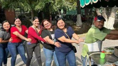 Photo of Taquero se jubila y sus 5 hijas le llevan mariachi 