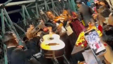 Photo of Hacen fiesta de cumpleaños en un puente peatonal 
