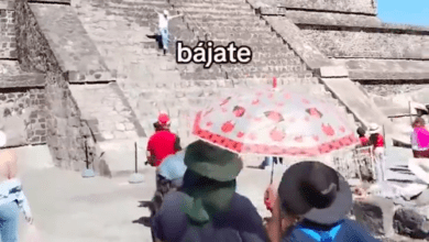 Photo of Sube a pirámide de Teotihuacán y lo abuchean por “irrespetuoso”