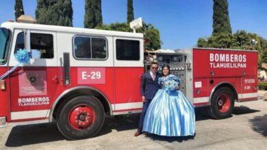 Photo of Quinceañera se tomó fotos en un camión de bomberos en honor a sus padres