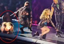 Photo of Madonna sufre caída arriba del escenario