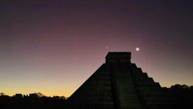 Photo of La Luna y Venus en “Beso Cósmico” sobre Chichén Itzá 