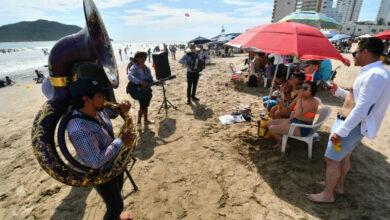 Photo of Buscan prohibir la música de banda en playas de Mazatlán