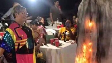 Photo of Festeja su divorcio quemando su vestido de novia