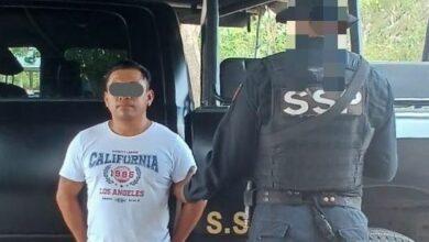 Photo of Detienen a “pollero” en Yucatán; intentó sobornar a policías con dólares
