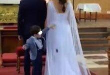 Photo of Niño utiliza el vestido de la novia como rampa de carritos en plena boda
