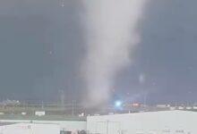Photo of Impresionante tornado hace volar escombros