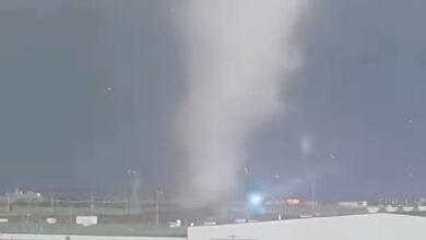 Photo of Impresionante tornado hace volar escombros