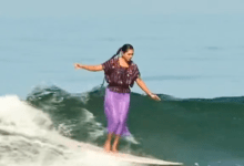 Photo of Mexicana surfea las olas usando huipil