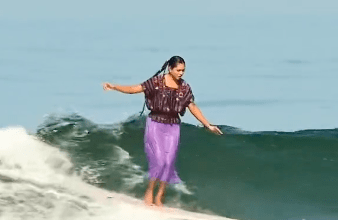 Photo of Mexicana surfea las olas usando huipil