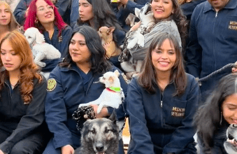 Photo of Alumnos de veterinaria se toman foto de graduación con sus lomitos