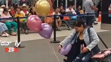 Photo of Perrito recibe con globos a su dueña en aeropuerto