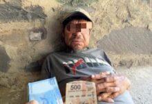Photo of Le da 100 mil pesos a hombre en situación de calle y se los acaba en un día