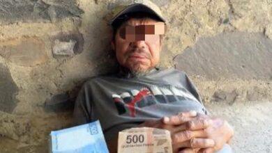 Photo of Le da 100 mil pesos a hombre en situación de calle y se los acaba en un día