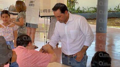 Photo of Mauricio Vila emite su voto