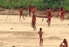 Photo of Captan a tribu aislada del Amazonas saliendo de la selva