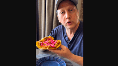 Photo of Rob Schneider disfruta de panuchos de cochinita