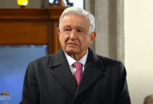 Photo of Con lágrimas en los ojos, AMLO se conmueve en su última mañanera