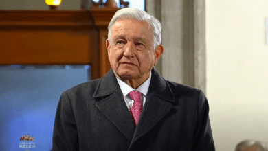 Photo of Con lágrimas en los ojos, AMLO se conmueve en su última mañanera