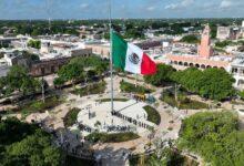 Photo of Bandera de México ondea en la remodelada Plaza Grande de Mérida