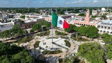 Photo of Bandera de México ondea en la remodelada Plaza Grande de Mérida