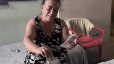 Photo of Mujer se compró dos casa de puro vender chismes