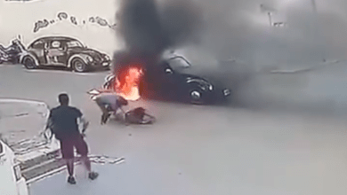 Photo of Salvan a madre e hija cuando se incendiaba su vochito