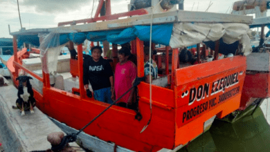 Photo of Rescatan a cuatro pescadores y su perro varados en altamar