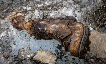 Photo of Después de 100 años, hallan restos de alpinista en el Everest