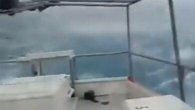 Photo of Pescadores graban desde su barco al huracán “Milton” en medio del mar