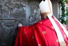 Photo of El Papa Francisco abre la Puerta Santa en una cárcel de Roma