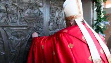 Photo of El Papa Francisco abre la Puerta Santa en una cárcel de Roma