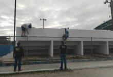 Photo of Grafitean el parque y sus padres los hacen limpiarlo