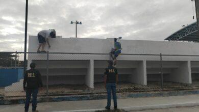 Photo of Grafitean el parque y sus padres los hacen limpiarlo