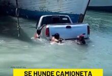 Photo of ¡Al agua pato! Camioneta se «lanza» al agua en Progreso