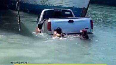 Photo of ¡Al agua pato! Camioneta se «lanza» al agua en Progreso